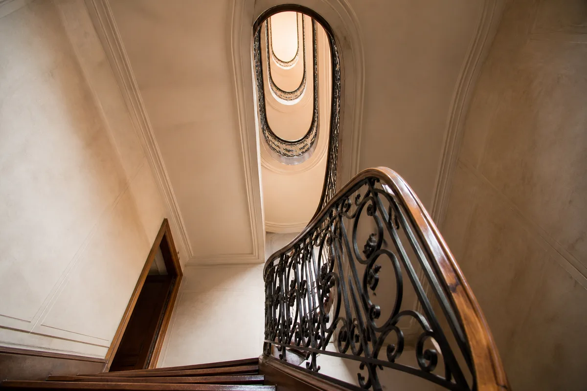 Cage d&rsquo;escalier et parties communes d&rsquo;un immeuble ancien rénové